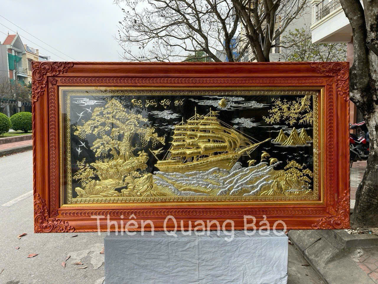 Tranh thuận buồm xuôi gió nền đen, khung gỗ hương